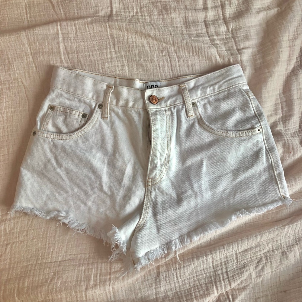 urban outfitters white denim shorts size 26